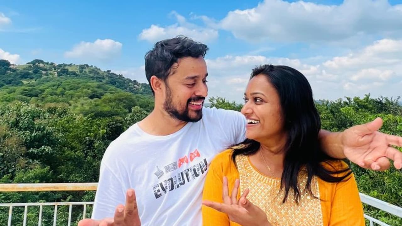 ಬ್ರೇನ್ ವಾಷ್ ಮಾಡಿ, ಮಂತ್ರ ಮಾಡ್ಸಿ ವಶ ಮಾಡಿಕೊಂಡಳು: ಅಮೃತಧಾರೆ ಅಪರ್ಣಾ ಪತಿ ಹೇಳಿದ್ದೇನು? ಬ್ರೇನ್ ವಾಷ್ ಮಾಡಿ, ಮಂತ್ರ ಮಾಡ್ಸಿ ವಶ ಮಾಡಿಕೊಂಡಳು: ಅಮೃತಧಾರೆ ಅಪರ್ಣಾ ಪತಿ ಹೇಳಿದ್ದೇನು?