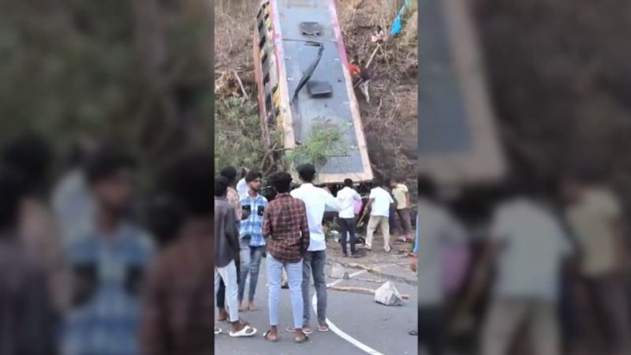 വിനോദയാത്രാ സംഘത്തിൻെറ ബസ് 50 അടി താഴ്ചയിലേക്ക് മറിഞ്ഞ് അപകടം, 6 പേർ മരിച്ചു, 30ലധികം പേർക്ക്; സംഭവം സേലത്ത്