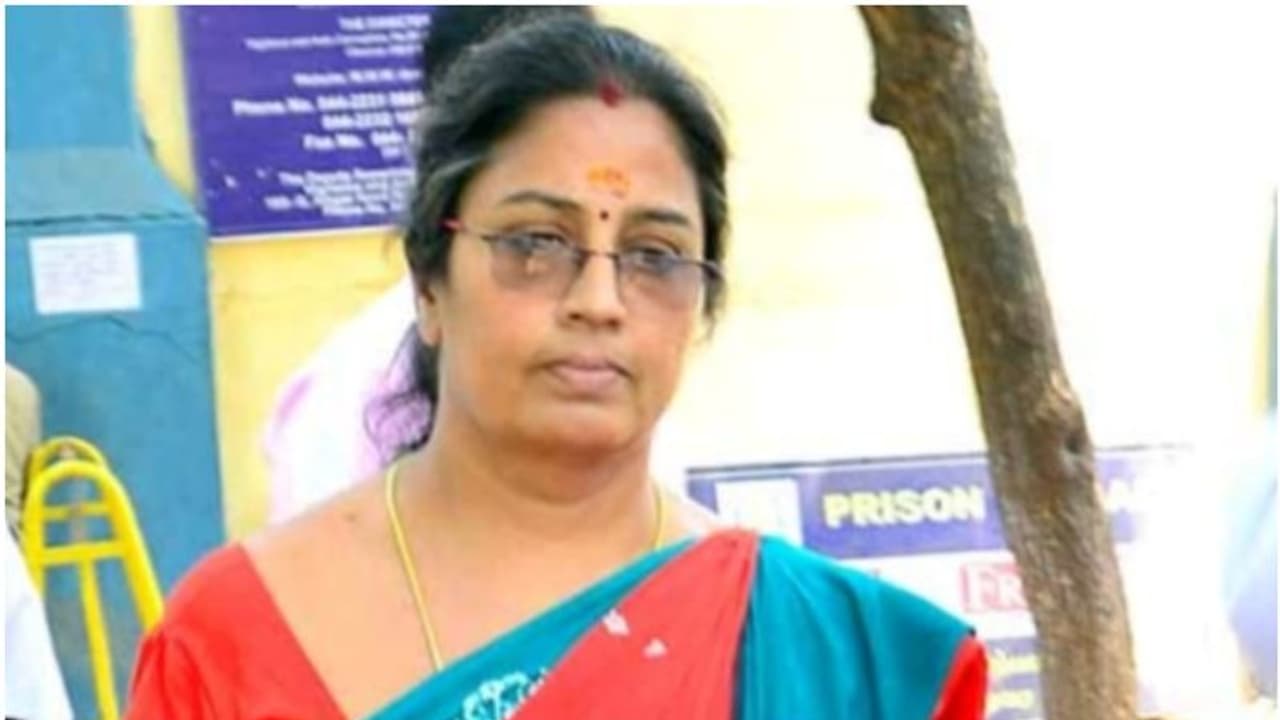 പരാതി നൽകിയത് 4 കോളേജ് പെൺകുട്ടികൾ, കോളേജ് പ്രൊഫസർ നിർമല ദേവിയുടെ ശബ്ദരേഖ നിർണായകമായി; ഒടുവിൽ ശിക്ഷ പരാതി നൽകിയത് 4 കോളേജ് പെൺകുട്ടികൾ, കോളേജ് പ്രൊഫസർ നിർമല ദേവിയുടെ ശബ്ദരേഖ നിർണായകമായി; ഒടുവിൽ ശിക്ഷ