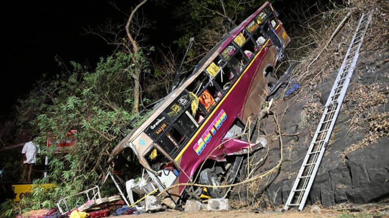 ഹെയർപിൻ വളവിൽ നിന്ന് ബസ് കൊക്കയിലേക്ക് പതിച്ചു; നാല് മരണം, നിരവധിപ്പേർക്ക് പരിക്ക് ഹെയർപിൻ വളവിൽ നിന്ന് ബസ് കൊക്കയിലേക്ക് പതിച്ചു; നാല് മരണം, നിരവധിപ്പേർക്ക് പരിക്ക്