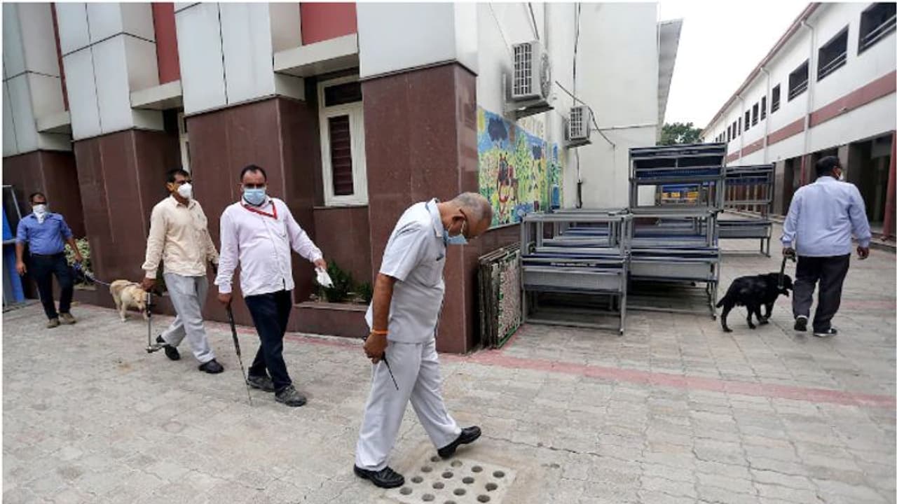 ദില്ലിയിലെ സ്കൂളുകൾക്ക് നേരെ ബോംബ് ഭീഷണി, കുട്ടികളെ ഒഴിപ്പിച്ചു, പരിശോധന ദില്ലിയിലെ സ്കൂളുകൾക്ക് നേരെ ബോംബ് ഭീഷണി, കുട്ടികളെ ഒഴിപ്പിച്ചു, പരിശോധന