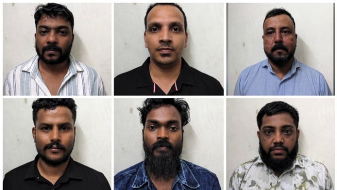 കരിപ്പൂരിൽ സ്വർണം കടത്തിയ ആളും തട്ടിയെടുക്കാനെത്തിയവരും പിടിയിൽ; കടത്തിയത് 56 ലക്ഷം രൂപയുടെ സ്വർണം കരിപ്പൂരിൽ സ്വർണം കടത്തിയ ആളും തട്ടിയെടുക്കാനെത്തിയവരും പിടിയിൽ; കടത്തിയത് 56 ലക്ഷം രൂപയുടെ സ്വർണം