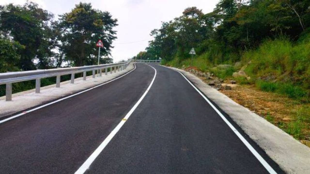 ഇലവീഴാപൂഞ്ചിറയ്ക്ക് സമീപം കാർ മറിഞ്ഞ് വിദ്യാർത്ഥിനികൾക്ക് പരിക്ക്; ഒരാളുടെ നില ഗുരുതരം