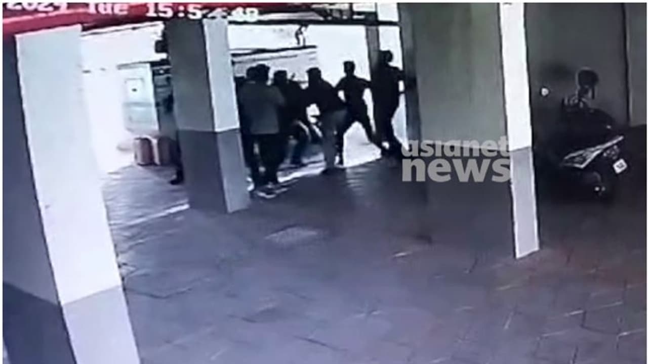 10 അംഗ സംഘം, ഫ്ലാറ്റിൽ മുറിയെടുത്ത് ലഹരി ഉപയോഗം, വൻ ബഹളം, മുറി ഒഴിയണമെന്ന് ജീവനക്കാർ, പിന്നാലെ ആക്രമണം 10 അംഗ സംഘം, ഫ്ലാറ്റിൽ മുറിയെടുത്ത് ലഹരി ഉപയോഗം, വൻ ബഹളം, മുറി ഒഴിയണമെന്ന് ജീവനക്കാർ, പിന്നാലെ ആക്രമണം