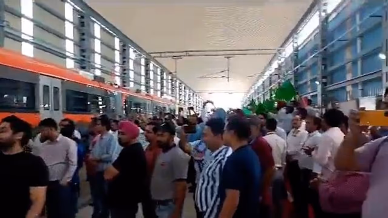 Vande Bharat Metro's first look out! Trials to begin from July 2024 (WATCH) Vande Bharat Metro's first look out! Trials to begin from July 2024 (WATCH)