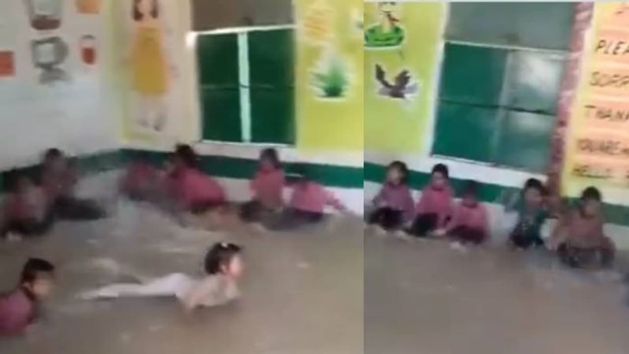 അമ്പമ്പോ എന്തൊരു ചൂട്, ക്ലാസ്‍മുറിയിൽ വെള്ളം നിറച്ച് സ്വിമ്മിം​ഗ്‍ പൂളാക്കി, കുട്ടികളും ഹാപ്പി, അധ്യാപകരും ഹാപ