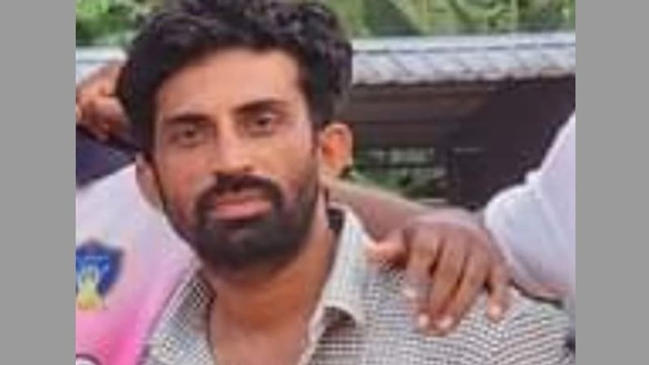 ക്രിക്കറ്റ് കളിക്കുന്നതിനിടെ യുവാവ് ഗ്രൗണ്ടില്‍ കുഴഞ്ഞുവീണ് മരിച്ചു