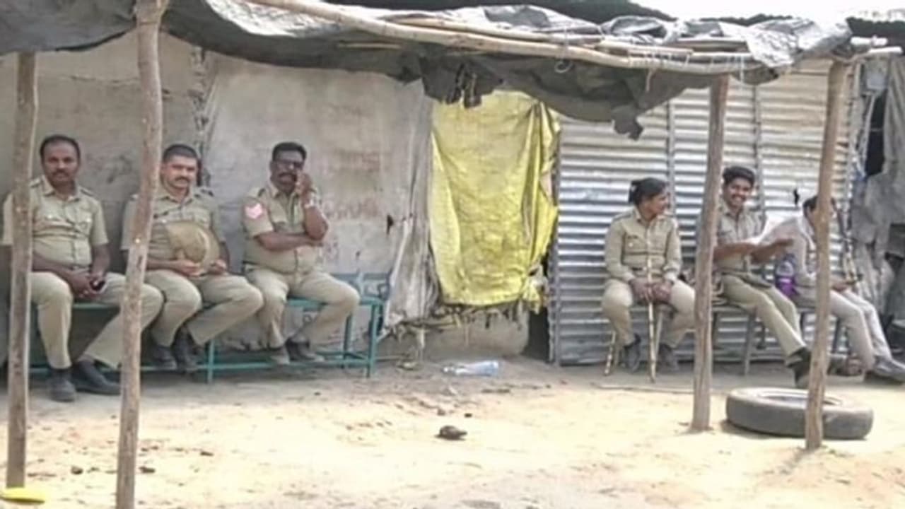 ಲೋಕಸಭಾ ಚುನಾವಣೆ 204: ಚಾಮರಾಜನಗರದಲ್ಲಿ ಇವಿಎಂ ಧ್ವಂಸಕ್ಕೆ ಇದೇ ಮೂಲ ಕಾರಣವಾಯ್ತಾ? ಲೋಕಸಭಾ ಚುನಾವಣೆ 204: ಚಾಮರಾಜನಗರದಲ್ಲಿ ಇವಿಎಂ ಧ್ವಂಸಕ್ಕೆ ಇದೇ ಮೂಲ ಕಾರಣವಾಯ್ತಾ?