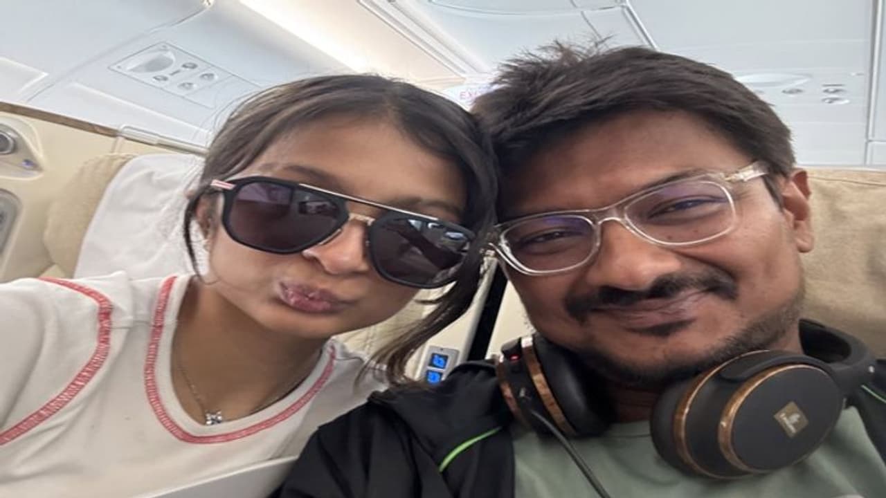 உதயநிதி ஸ்டாலின் லண்டன் பயணம்: ரியல் ரவுடியுடன் விமானத்தில் போஸ்..! உதயநிதி ஸ்டாலின் லண்டன் பயணம்: ரியல் ரவுடியுடன் விமானத்தில் போஸ்..!