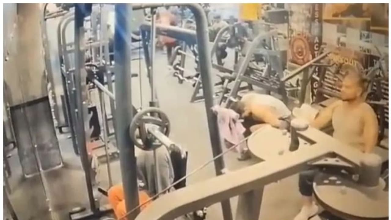 ജിമ്മിൽ വ‍ർക്കൗട്ട് ചെയ്യുന്നതിനിടെ തലവേദന, പിന്നാലെ നിലത്തുവീണു; 32 വയസുകാരൻ ആശുപത്രിയിലെത്തും മുമ്പ് മരിച്ചു