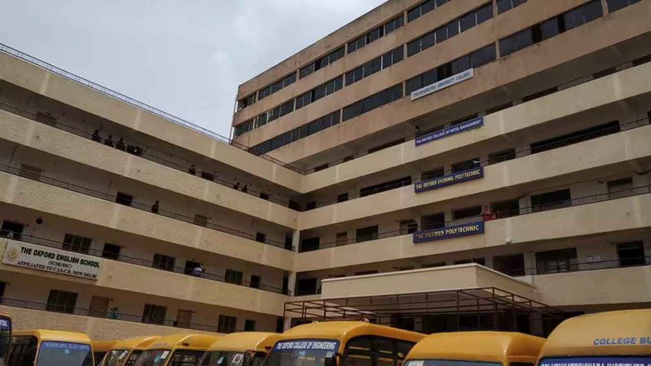 1 ವರ್ಷದ ಶುಲ್ಕ ಕಟ್ಟಿದರಷ್ಟೇ ವರ್ಗಾವಣೆ ಪ್ರಮಾಣ ಪತ್ರ: ಆಕ್ಸ್ಫರ್ಡ್ ಶಾಲೆ ವಿರುದ್ಧ ದೂರು 1 ವರ್ಷದ ಶುಲ್ಕ ಕಟ್ಟಿದರಷ್ಟೇ ವರ್ಗಾವಣೆ ಪ್ರಮಾಣ ಪತ್ರ: ಆಕ್ಸ್ಫರ್ಡ್ ಶಾಲೆ ವಿರುದ್ಧ ದೂರು