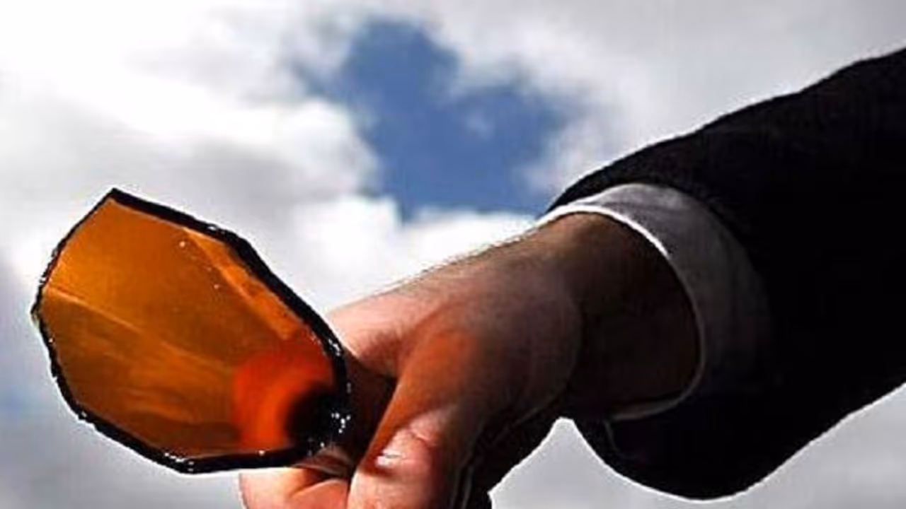 ಮೊಬೈಲ್ ಅದಲು ಬದಲು ಆಗಿದ್ದಕ್ಕೆ ಯುವಕನಿಗೆ ಬಾಟಲಿಯಿಂದ ಹಲ್ಲೆ ಮೊಬೈಲ್ ಅದಲು ಬದಲು ಆಗಿದ್ದಕ್ಕೆ ಯುವಕನಿಗೆ ಬಾಟಲಿಯಿಂದ ಹಲ್ಲೆ