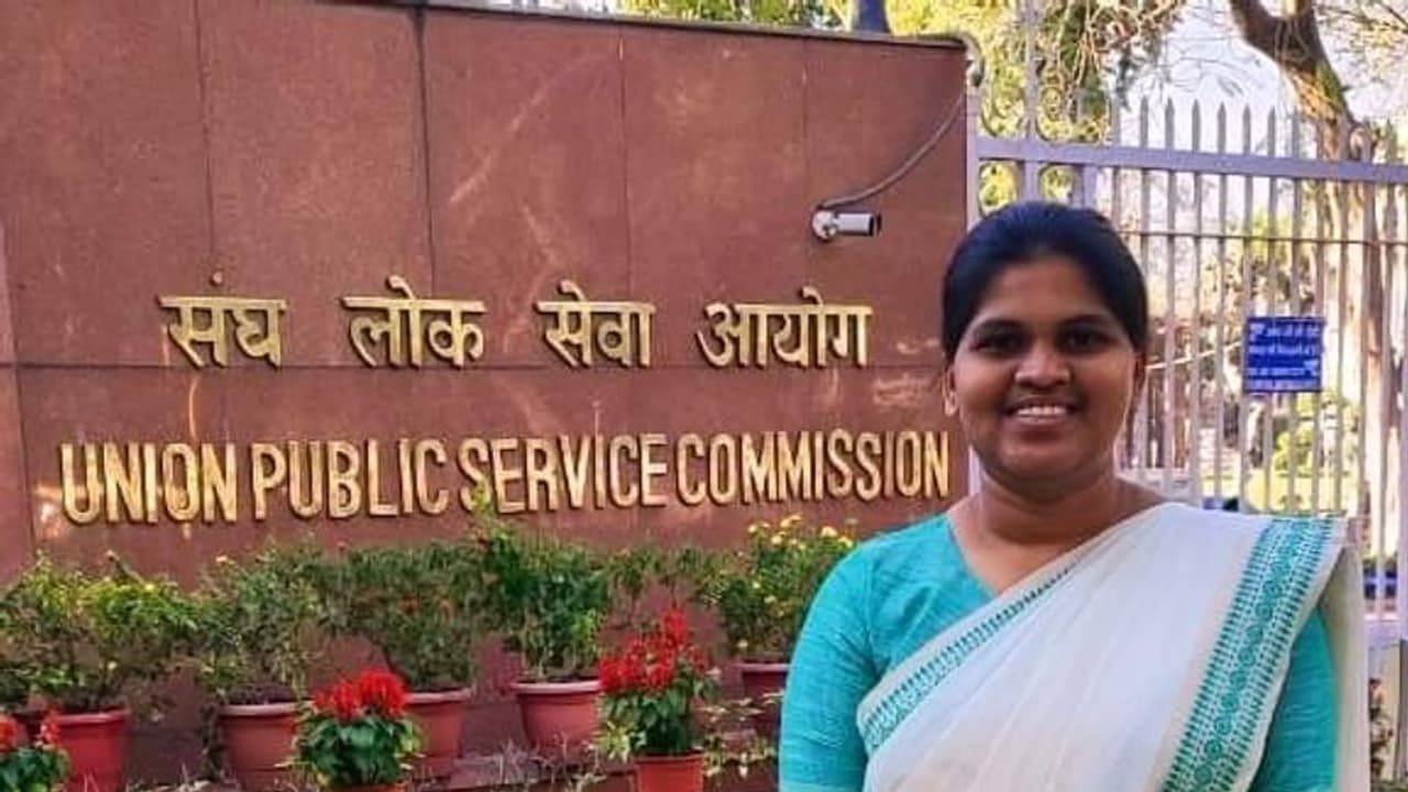 2 முறை தோல்வி... 3 வது முறை வெற்றி.. ஐஏஎஸ் தேர்வில் தனது விடா முயற்சியால் வெற்றி பெற்ற பீடித்தொழிலாளி மகள்