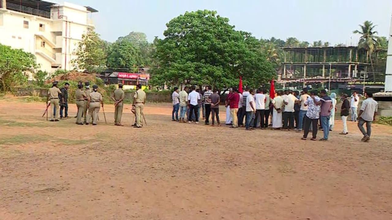 ഡ്രൈവിങ് ടെസ്റ്റ് പരിഷ്കരണത്തിൽ 'ഫുള് കൺഫ്യൂഷൻ', പുതിയ സർക്കുലർ ഇറങ്ങിയില്ല; പ്രതിദിന ടെസ്റ്റുകളിൽ അവ്യക്തത ഡ്രൈവിങ് ടെസ്റ്റ് പരിഷ്കരണത്തിൽ 'ഫുള് കൺഫ്യൂഷൻ', പുതിയ സർക്കുലർ ഇറങ്ങിയില്ല; പ്രതിദിന ടെസ്റ്റുകളിൽ അവ്യക്തത