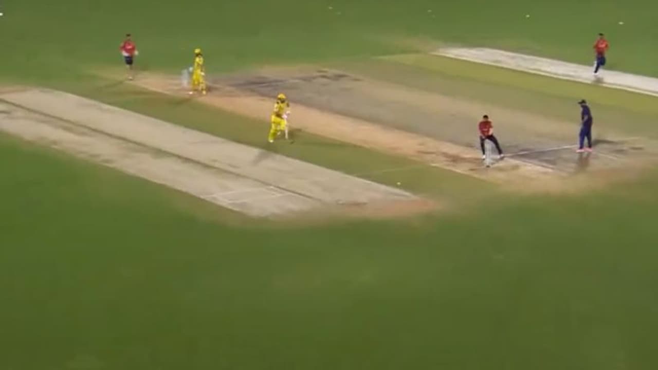 അവസാന ഓവറില്‍ സിംഗിളോടാന്‍ വിസമ്മതിച്ച് ധോണി, ഡബിള്‍ ഓടി തിരിച്ചെത്തി ഡാരില്‍ മിച്ചല്‍