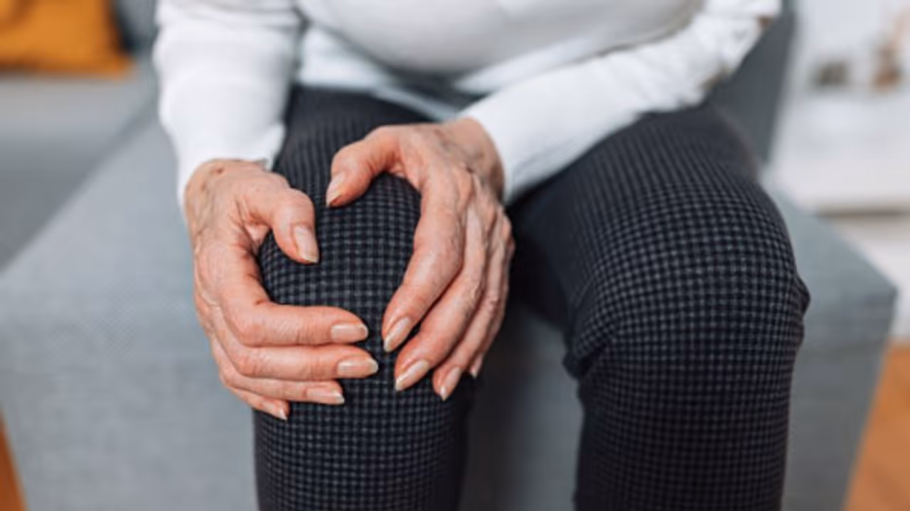 ശരീരത്തിൽ കാത്സ്യം കുറവാണെന്ന് എങ്ങനെ തിരിച്ചറിയാം? ഈ ലക്ഷണങ്ങളെ അവഗണിക്കരുത് ശരീരത്തിൽ കാത്സ്യം കുറവാണെന്ന് എങ്ങനെ തിരിച്ചറിയാം? ഈ ലക്ഷണങ്ങളെ അവഗണിക്കരുത്