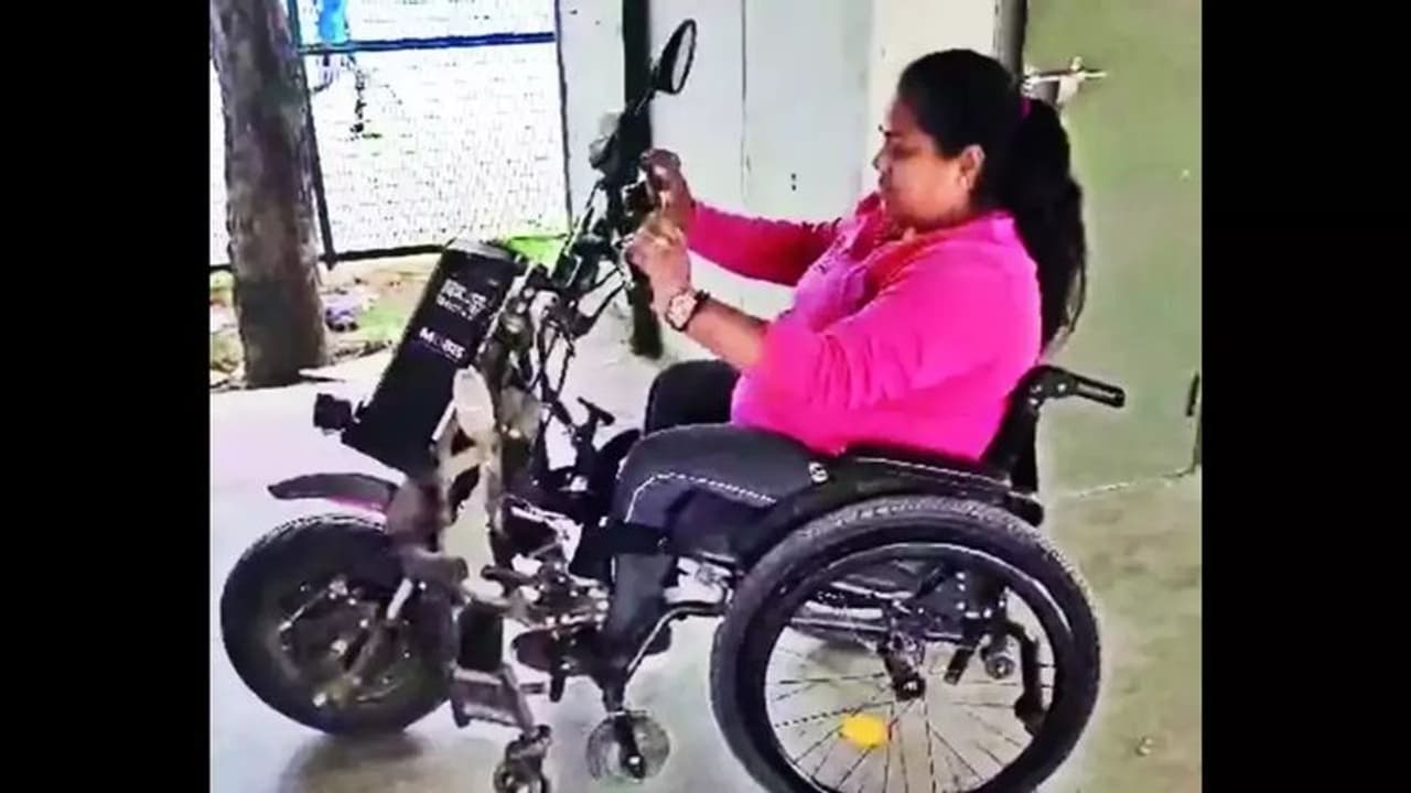 ವೀಲ್ಚೇರ್ನಲ್ಲಿ ಬಂದ ಮಹಿಳೆಗೆ ಎಂಟ್ರಿ ನಿರಾಕರಿಸಿದ ದೆಹಲಿ ಮೆಟ್ರೋ! ವೀಲ್ಚೇರ್ನಲ್ಲಿ ಬಂದ ಮಹಿಳೆಗೆ ಎಂಟ್ರಿ ನಿರಾಕರಿಸಿದ ದೆಹಲಿ ಮೆಟ್ರೋ!