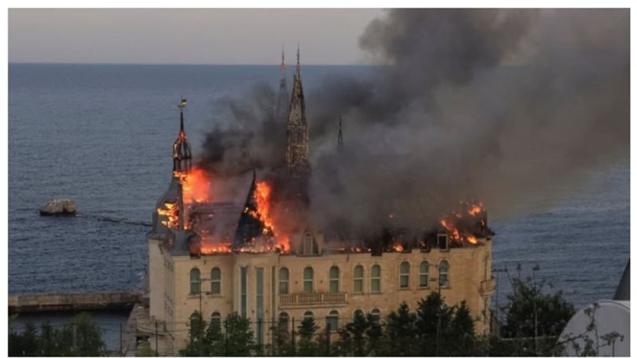 ഒഡേസയിലെ ഹാരി പോട്ടർ കോട്ടയും തകര്ത്ത് റഷ്യ; വീഡിയോ വൈറല് ഒഡേസയിലെ ഹാരി പോട്ടർ കോട്ടയും തകര്ത്ത് റഷ്യ; വീഡിയോ വൈറല്