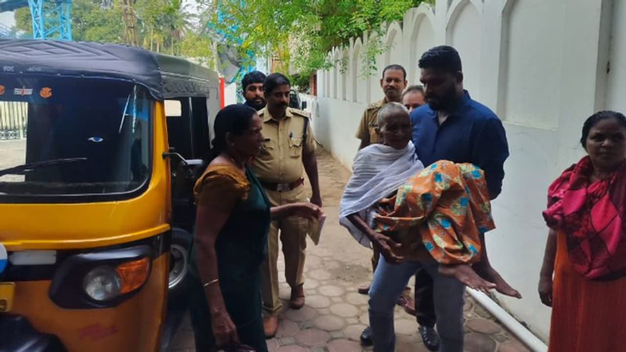 ചികിത്സാവശ്യത്തിന് മകൾ ആശുപത്രിയിൽ, കിടപ്പിലായ അമ്മയെ നോക്കാൻ ആളില്ല, കൈത്താങ്ങുമായി കോവളം ജനമൈത്രി പൊലീസ് ചികിത്സാവശ്യത്തിന് മകൾ ആശുപത്രിയിൽ, കിടപ്പിലായ അമ്മയെ നോക്കാൻ ആളില്ല, കൈത്താങ്ങുമായി കോവളം ജനമൈത്രി പൊലീസ്