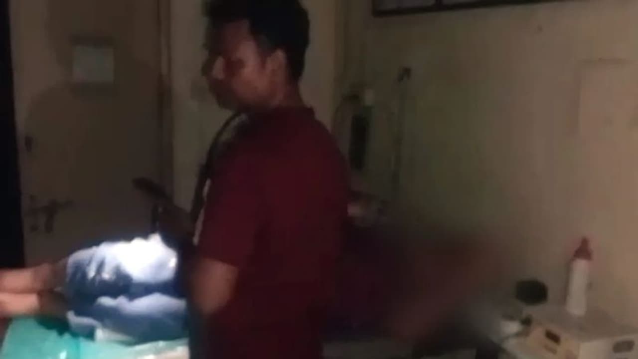 മൊബൈൽ ടോർച്ചിന്റെ വെളിച്ചത്തിൽ പ്രസവ ശസ്ത്രക്രിയയെന്ന് ആരോപണം, യുവതിക്കും കുഞ്ഞിനും ദാരുണാന്ത്യം മൊബൈൽ ടോർച്ചിന്റെ വെളിച്ചത്തിൽ പ്രസവ ശസ്ത്രക്രിയയെന്ന് ആരോപണം, യുവതിക്കും കുഞ്ഞിനും ദാരുണാന്ത്യം