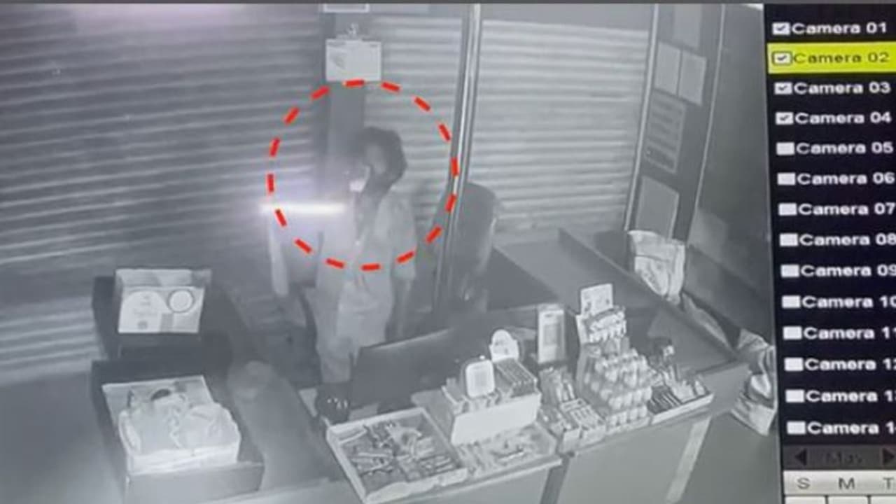 ഒരു മര്യാദയൊക്കെ വേണ്ടേ കള്ളാ..! പയ്യന്നൂരിലെ സൂപ്പർ മാർക്കറ്റിൽ ഒരേ കള്ളൻ കയറിയത് 4 തവണ, ഇന്നും കാണാമറയത്ത്