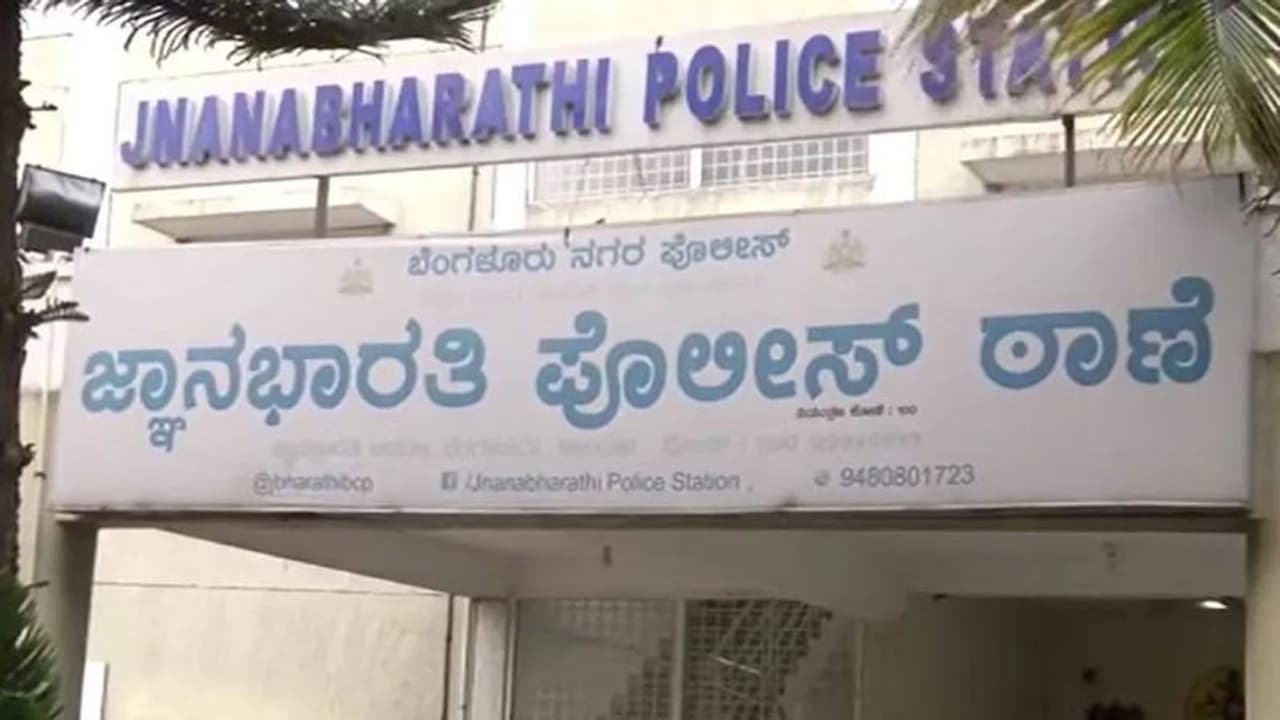 ದೂರು ನೀಡಲು ಬಂದು ಪೊಲೀಸ್ ಮೇಲೆ ಕೈ ಮಾಡಿದ ಮಹಿಳೆಯರು: ಕಪಾಳಕ್ಕೆ ಹೊಡೆದು ಗಲಾಟೆ ದೂರು ನೀಡಲು ಬಂದು ಪೊಲೀಸ್ ಮೇಲೆ ಕೈ ಮಾಡಿದ ಮಹಿಳೆಯರು: ಕಪಾಳಕ್ಕೆ ಹೊಡೆದು ಗಲಾಟೆ