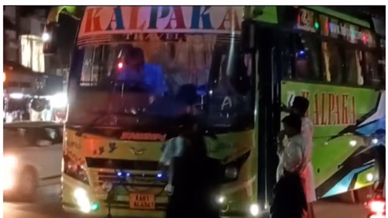 സ്റ്റോപ്പുകളിൽ നിന്ന് ആളെക്കയറ്റുന്നു, തോന്നിയ പോലെ ടിക്കറ്റ്; അന്തർസംസ്ഥാന സ്വകാര്യ ബസുകൾക്കെതിരെ കെഎസ്ആർടിസി സ്റ്റോപ്പുകളിൽ നിന്ന് ആളെക്കയറ്റുന്നു, തോന്നിയ പോലെ ടിക്കറ്റ്; അന്തർസംസ്ഥാന സ്വകാര്യ ബസുകൾക്കെതിരെ കെഎസ്ആർടിസി