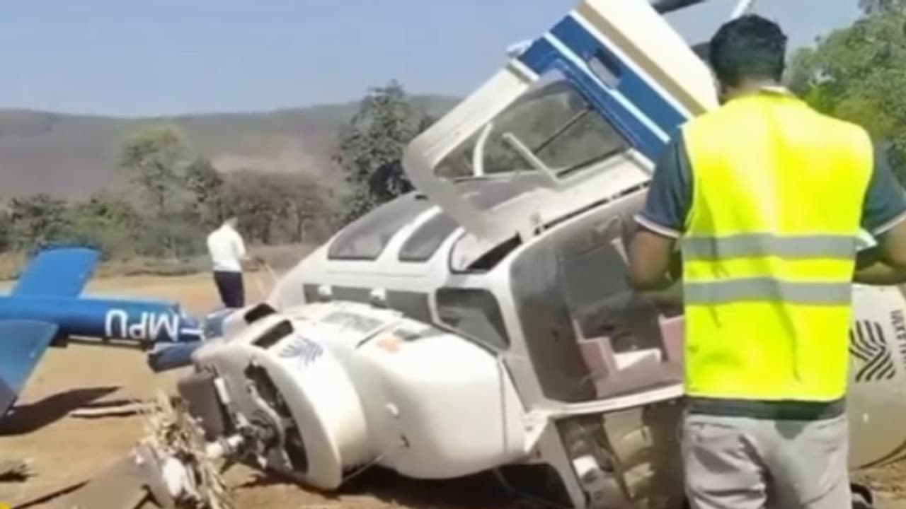 ലാൻഡിംഗിനിടെ ഹെലികോപ്ടർ തകർന്നുവീണു; തകർന്നത് ശിവസേന തെരഞ്ഞെടുപ്പ് പര്യടനത്തിന് എത്തിച്ച കോപ്റ്റർ ലാൻഡിംഗിനിടെ ഹെലികോപ്ടർ തകർന്നുവീണു; തകർന്നത് ശിവസേന തെരഞ്ഞെടുപ്പ് പര്യടനത്തിന് എത്തിച്ച കോപ്റ്റർ