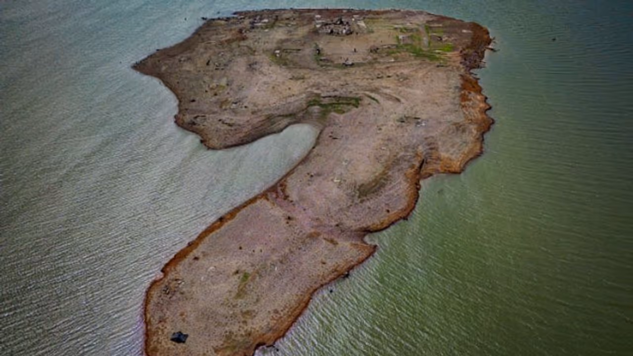 കൊടുംവേനൽ പിടിമുറുക്കി, അണക്കെട്ടിലെ നിദ്ര അവസാനിപ്പിച്ച് ചെറുനഗരം, കാണാനെത്തുന്നത് ആയിരങ്ങൾ കൊടുംവേനൽ പിടിമുറുക്കി, അണക്കെട്ടിലെ നിദ്ര അവസാനിപ്പിച്ച് ചെറുനഗരം, കാണാനെത്തുന്നത് ആയിരങ്ങൾ