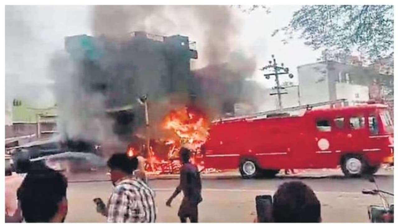 സമാധാന ചർച്ചയ്ക്ക് പിന്നാലെ സേലത്ത് രണ്ട് ജാതി വിഭാഗങ്ങൾ തമ്മിൽ സംഘർഷം; കടകൾക്കും വാഹനങ്ങൾക്കും തീയിട്ടു സമാധാന ചർച്ചയ്ക്ക് പിന്നാലെ സേലത്ത് രണ്ട് ജാതി വിഭാഗങ്ങൾ തമ്മിൽ സംഘർഷം; കടകൾക്കും വാഹനങ്ങൾക്കും തീയിട്ടു