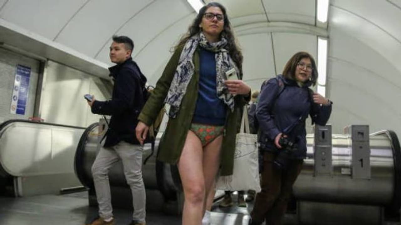 പാന്റ് വേണ്ട, അടിവസ്ത്രം മാത്രം ധരിച്ച് ജോലിക്കോ കോളേജിലോ പോവാം, 'നോ പാന്റ്സ് ഡേ'യെ കുറിച്ചറിയാം പാന്റ് വേണ്ട, അടിവസ്ത്രം മാത്രം ധരിച്ച് ജോലിക്കോ കോളേജിലോ പോവാം, 'നോ പാന്റ്സ് ഡേ'യെ കുറിച്ചറിയാം