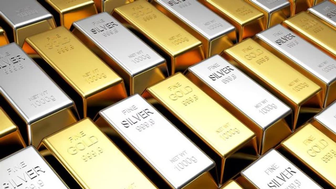Gold Silver Price: सोने में दिखी तेजी चांदी में गिरावट यहां पढ़ें आने वाले समय में क्या रहेगा बाजार का रुख?