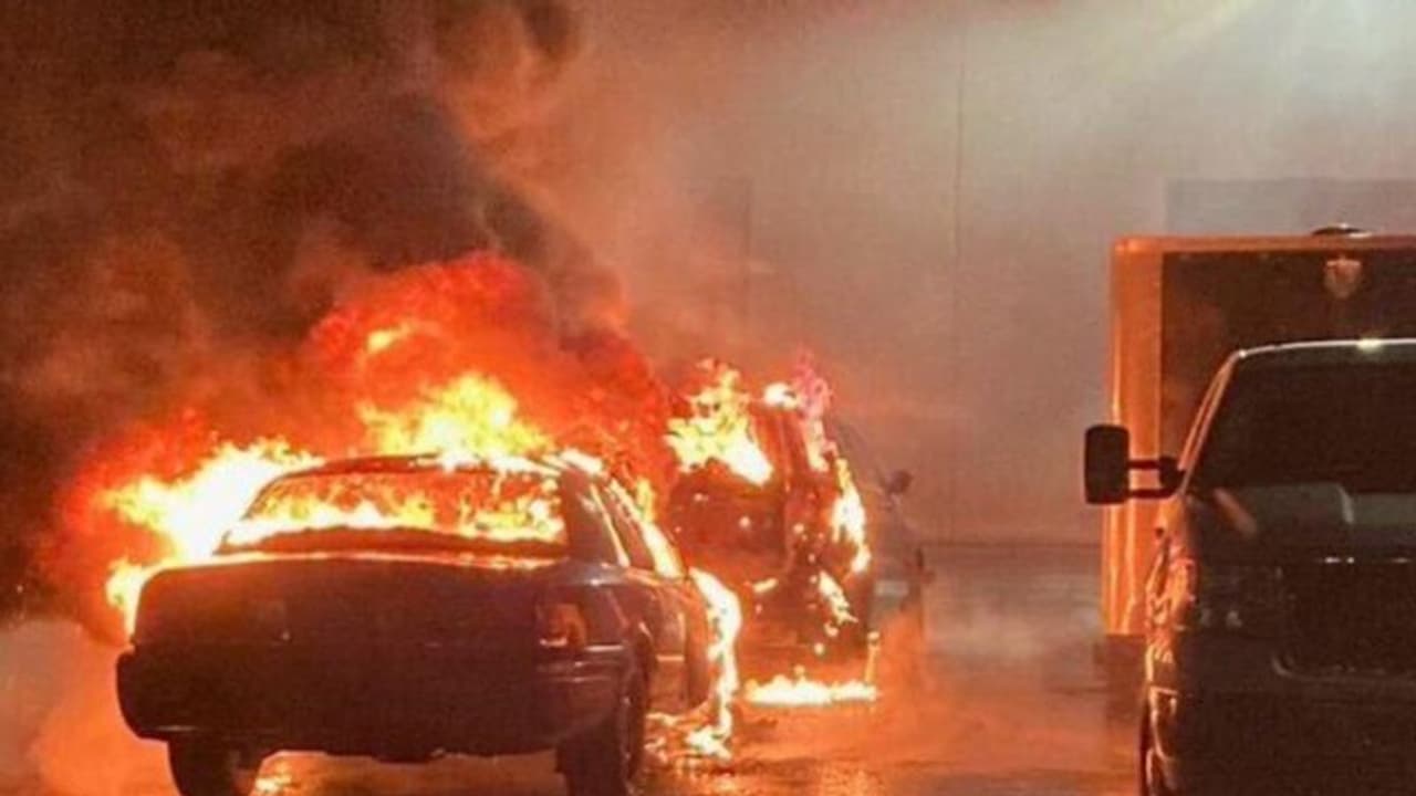 പൊലീസ് പരിശീലന കേന്ദ്രത്തിൽ നിർത്തിയിട്ട വാഹനങ്ങൾക്ക് തീയിട്ടു, കത്തിനശിച്ചത് 15 പൊലീസ് വാഹനങ്ങൾ