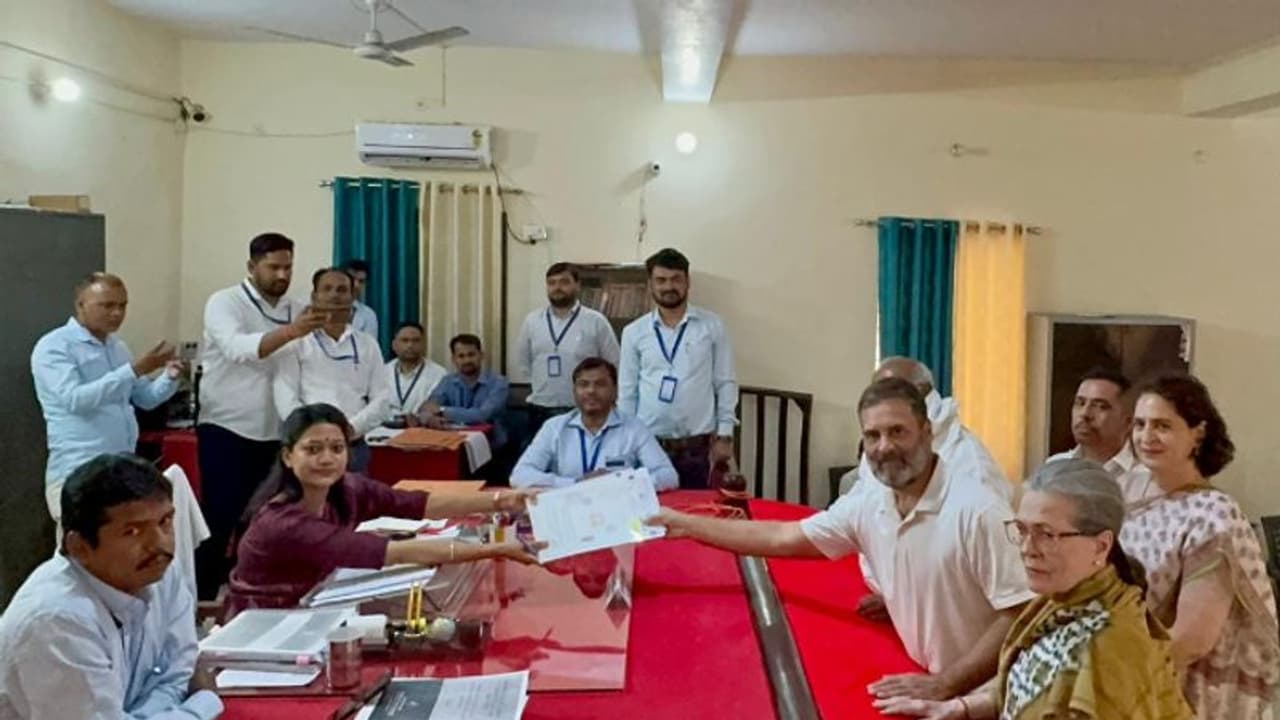 രാഹുല്‍ ഗാന്ധി റായ്ബറേലിയിൽ; നാമനിര്‍ദേശ പത്രിക സമര്‍പ്പിച്ചു, ഒപ്പം സോണിയ ഗാന്ധിയും പ്രിയങ്കയും