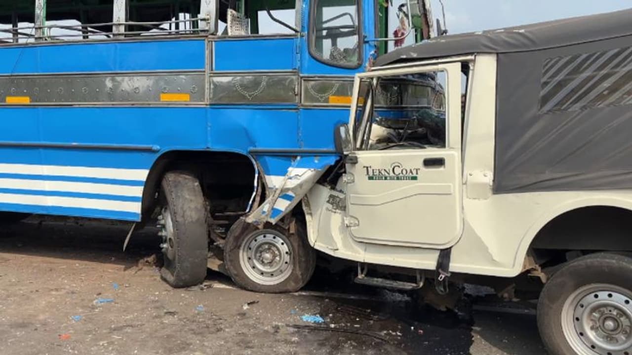 തൃശൂരില് സ്വകാര്യ ബസിലേക്ക് ജീപ്പ് ഇടിച്ചുകയറി; രണ്ടു പേര്ക്ക് ദാരുണാന്ത്യം, 5 പേര്ക്ക് പരിക്ക് തൃശൂരില് സ്വകാര്യ ബസിലേക്ക് ജീപ്പ് ഇടിച്ചുകയറി; രണ്ടു പേര്ക്ക് ദാരുണാന്ത്യം, 5 പേര്ക്ക് പരിക്ക്