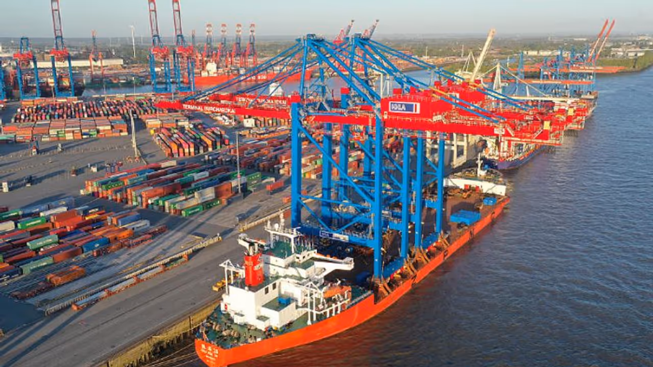 വിഴിഞ്ഞത്തും കൊച്ചിയിലും ചൈനയുടെ ചാരക്കണ്ണുണ്ടോ; തുറമുഖങ്ങളിൽ സുരക്ഷാ ഭീഷണി ഉയർത്തി ചൈനീസ് കമ്പനി വിഴിഞ്ഞത്തും കൊച്ചിയിലും ചൈനയുടെ ചാരക്കണ്ണുണ്ടോ; തുറമുഖങ്ങളിൽ സുരക്ഷാ ഭീഷണി ഉയർത്തി ചൈനീസ് കമ്പനി