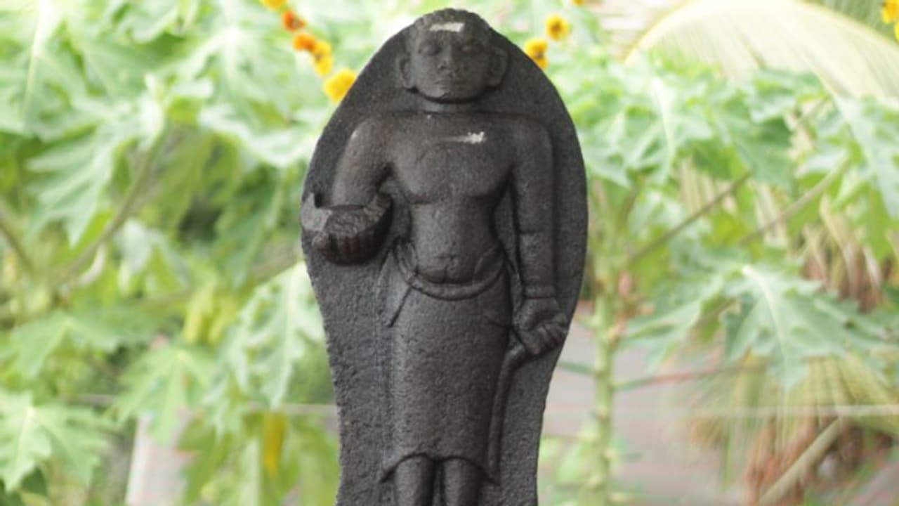 വെയിലും മഴയുമേറ്റ് നൂറ്റാണ്ടുകളോളം പാടവരമ്പത്ത് പെരുംപറയൻ; ക്ഷേത്രം നിർമ്മിച്ച് പ്രതിഷ്ഠ നടത്തി വെയിലും മഴയുമേറ്റ് നൂറ്റാണ്ടുകളോളം പാടവരമ്പത്ത് പെരുംപറയൻ; ക്ഷേത്രം നിർമ്മിച്ച് പ്രതിഷ്ഠ നടത്തി