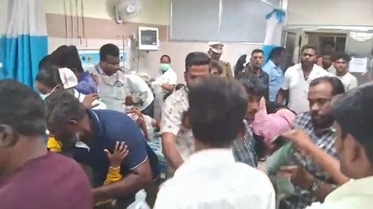 மேட்டுப்பாளையத்தில் வேன் கவிழ்ந்து விபத்து: 30 பேர் காயம்; 7 வயது சிறுவன் பலி! மேட்டுப்பாளையத்தில் வேன் கவிழ்ந்து விபத்து: 30 பேர் காயம்; 7 வயது சிறுவன் பலி!