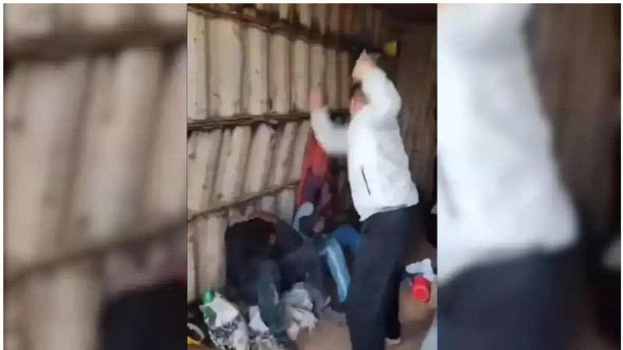 ചൈനയിൽ ആഫ്രിക്കൻ തൊഴിലാളികൾക്ക് മർദനം; ചാട്ടവാറ് കൊണ്ടടിക്കുന്ന ദൃശ്യങ്ങൾ പുറത്ത്, വ്യാപക വിമർശനം ചൈനയിൽ ആഫ്രിക്കൻ തൊഴിലാളികൾക്ക് മർദനം; ചാട്ടവാറ് കൊണ്ടടിക്കുന്ന ദൃശ്യങ്ങൾ പുറത്ത്, വ്യാപക വിമർശനം