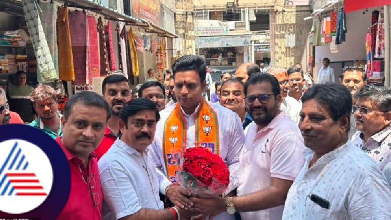 ದಲಿತ ಕೇರಿಗೆ ಆಗಮಿಸಿ ಶ್ರೀರಾಮುಲು ಪರ ಮತಯಾಚನೆ ಮಾಡಿದ ಯದುವೀರ್ ಒಡೆಯರ್ ದಲಿತ ಕೇರಿಗೆ ಆಗಮಿಸಿ ಶ್ರೀರಾಮುಲು ಪರ ಮತಯಾಚನೆ ಮಾಡಿದ ಯದುವೀರ್ ಒಡೆಯರ್