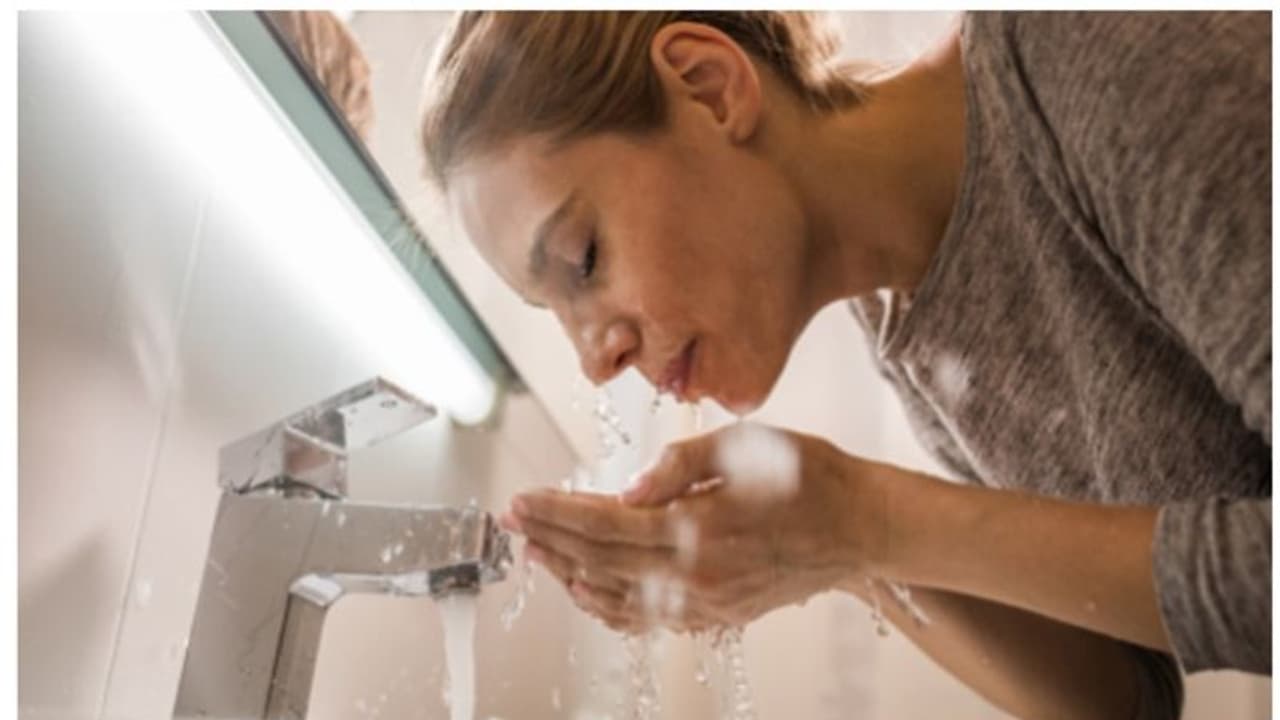 നിങ്ങൾ ഒരു ദിവസം എത്ര തവണ മുഖം കഴുകാറുണ്ട്? 