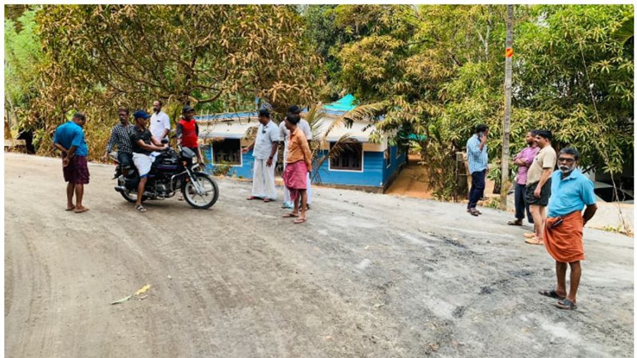 2.70 കോടി ചെലവ്, പുതുപുത്തൻ റോഡിന്റെ നടുവിലൂടെ പോകുന്നത് വാട്ടർ പൈപ്പ് ലൈൻ; മന്ത്രിക്ക് പരാതി നൽകി നാട്ടുകാർ 2.70 കോടി ചെലവ്, പുതുപുത്തൻ റോഡിന്റെ നടുവിലൂടെ പോകുന്നത് വാട്ടർ പൈപ്പ് ലൈൻ; മന്ത്രിക്ക് പരാതി നൽകി നാട്ടുകാർ