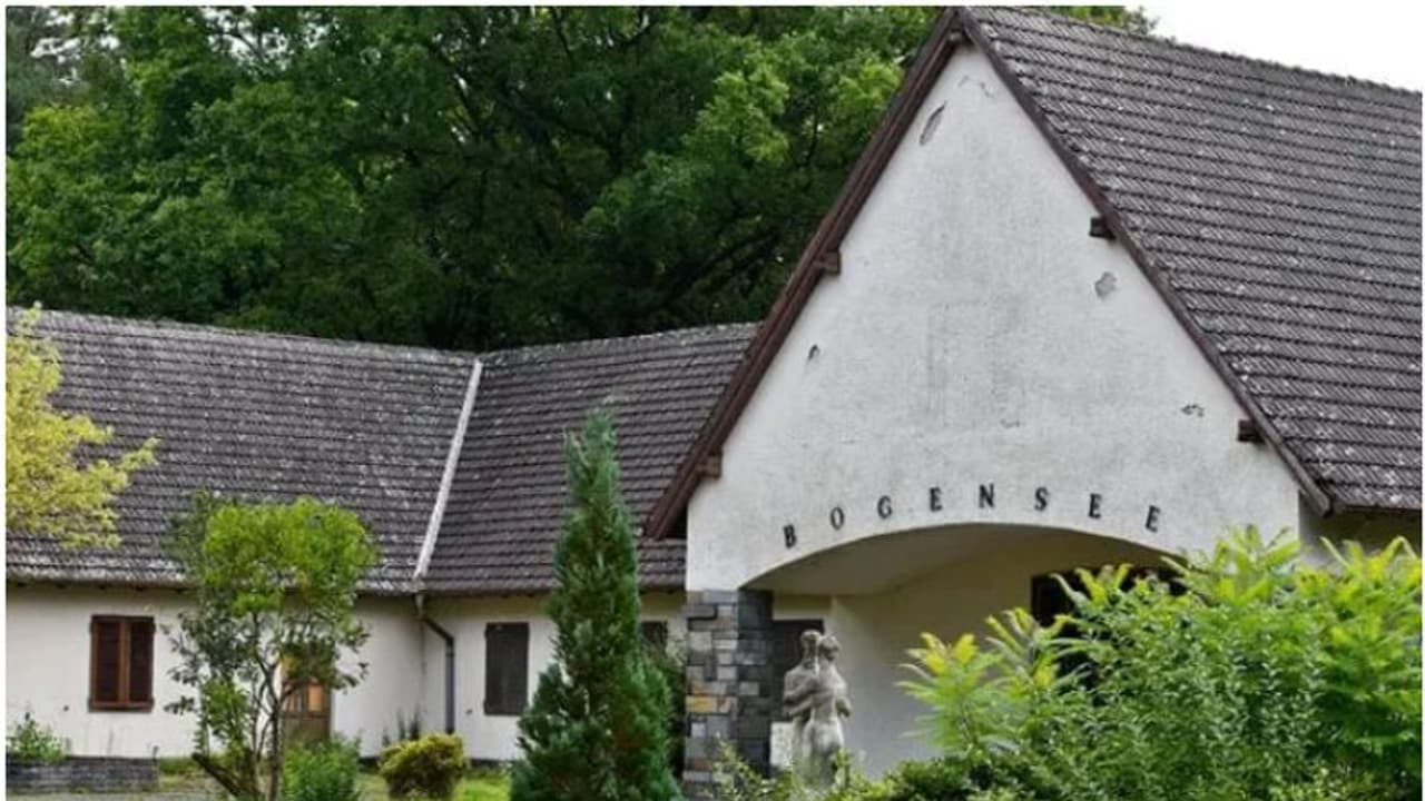 17 ഹെക്ടറിൽ തടാകക്കരയില് കൂറ്റൻ വില്ല, സൗജന്യമായി നൽകാന് ജർമനി; ജോസഫ് ഗീബൽസിന്റെ ബംഗ്ലാവ് പരിപാലനം കഠിനം! 17 ഹെക്ടറിൽ തടാകക്കരയില് കൂറ്റൻ വില്ല, സൗജന്യമായി നൽകാന് ജർമനി; ജോസഫ് ഗീബൽസിന്റെ ബംഗ്ലാവ് പരിപാലനം കഠിനം!