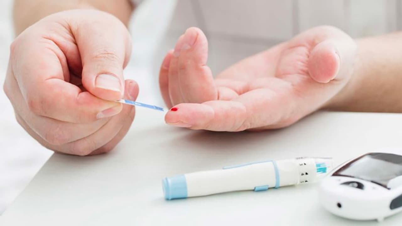 രാത്രി വഷളാകുന്ന ഈ ലക്ഷണങ്ങളെ ഒരിക്കലും അവഗണിക്കരുത്, അത് ഉയർന്ന രക്തത്തിലെ പഞ്ചസാരയുടെ സൂചനയാകാം രാത്രി വഷളാകുന്ന ഈ ലക്ഷണങ്ങളെ ഒരിക്കലും അവഗണിക്കരുത്, അത് ഉയർന്ന രക്തത്തിലെ പഞ്ചസാരയുടെ സൂചനയാകാം