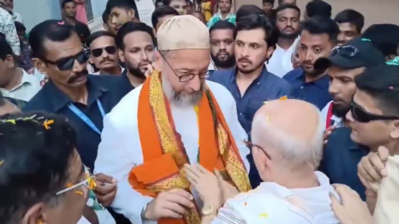 Hyderabad : కాషాయ కండువా కప్పుకున్న అసదుద్దీన్ ఓవైసి Hyderabad : కాషాయ కండువా కప్పుకున్న అసదుద్దీన్ ఓవైసి