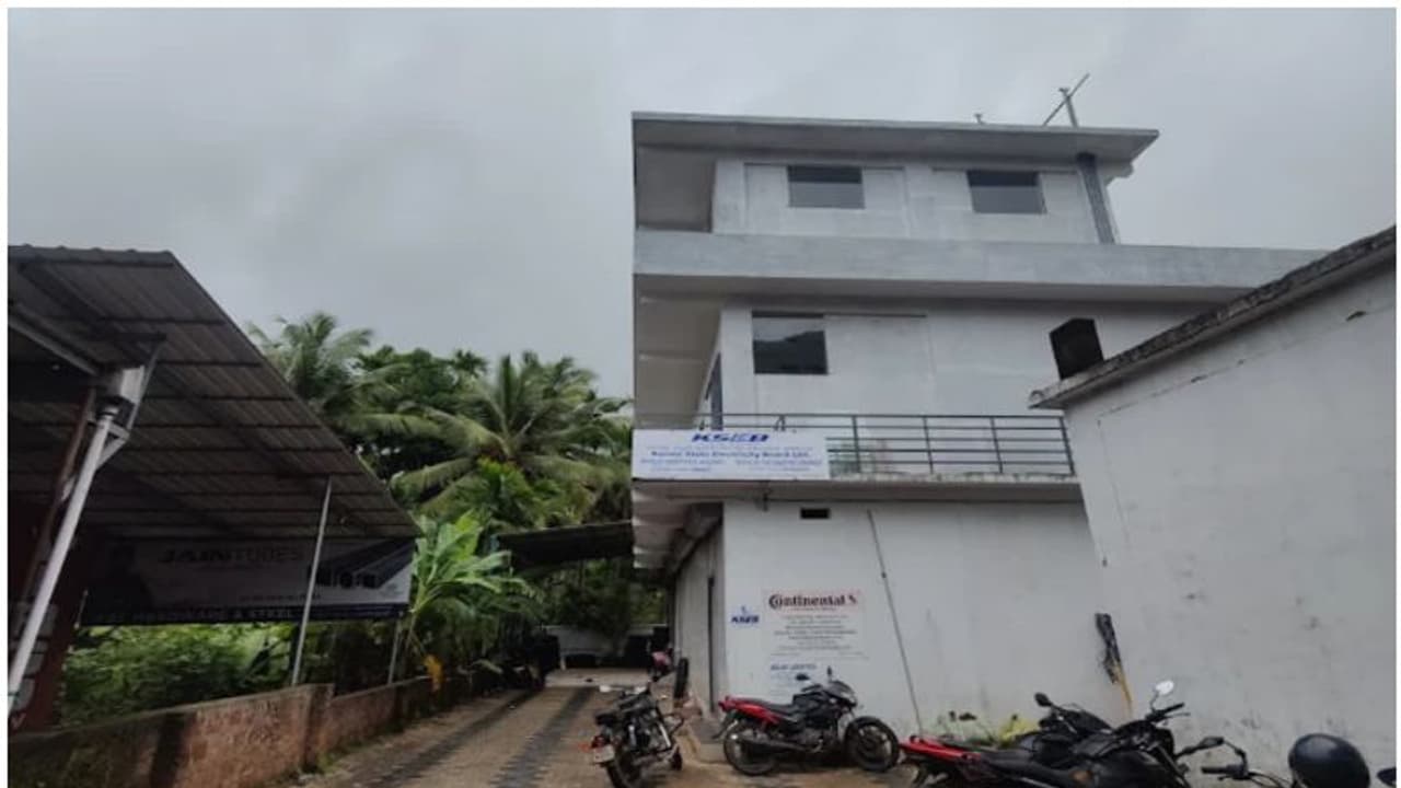 വൈദ്യുതി മുടങ്ങി, കെഎസ്ഇബി ഓഫീസിലെത്തി അതിക്രമം; 15 പേര്ക്കെതിരേ കേസ് വൈദ്യുതി മുടങ്ങി, കെഎസ്ഇബി ഓഫീസിലെത്തി അതിക്രമം; 15 പേര്ക്കെതിരേ കേസ്