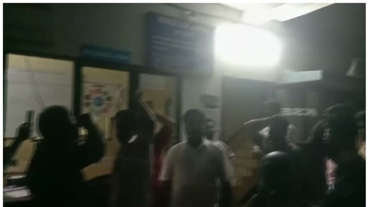 അർദ്ധരാത്രിയിൽ വൈദ്യുതി മുടങ്ങി; കെഎസ്ഇബി ഓഫീസ് ഉപരോധിച്ച് പുന്നപ്രയിലെ മത്സ്യത്തൊഴിലാളികൾ അർദ്ധരാത്രിയിൽ വൈദ്യുതി മുടങ്ങി; കെഎസ്ഇബി ഓഫീസ് ഉപരോധിച്ച് പുന്നപ്രയിലെ മത്സ്യത്തൊഴിലാളികൾ