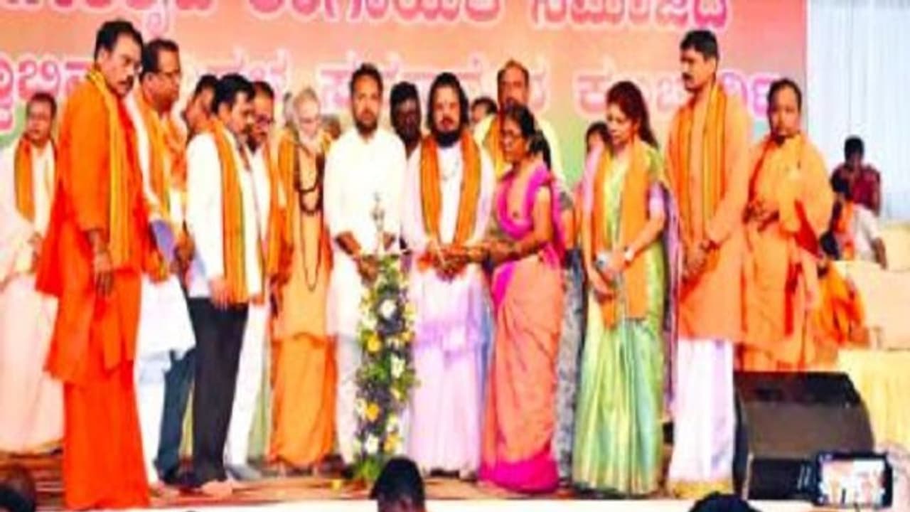 ನಮ್ಮ ತಂಟೆಗೆ ಬಂದವರ ಮೂಗು ತುಂಡರಿಸೋಣ: ಆಂದೋಲಾ ಶ್ರೀ ನಮ್ಮ ತಂಟೆಗೆ ಬಂದವರ ಮೂಗು ತುಂಡರಿಸೋಣ: ಆಂದೋಲಾ ಶ್ರೀ