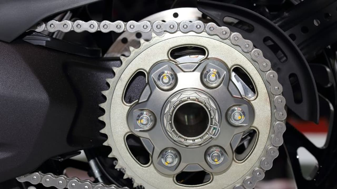 കാശ് പോകും! ബൈക്കിന്‍റെ ചെയിൻ സെറ്റ് പതിവായി ക്ലീൻ ചെയ്‍തില്ലെങ്കിൽ കിട്ടുക മുട്ടൻപണി!