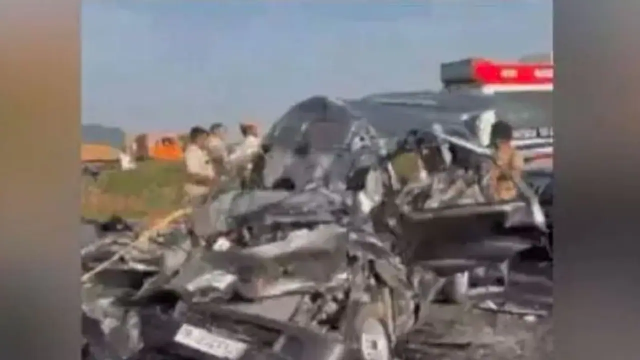 ಎಕ್ಸ್‌ಪ್ರೆಸ್‌ ವೇಯಲ್ಲಿ ಅಪಘಾತ: 6 ಸಾವು, ಮಕ್ಕಳ ಉಳಿಸಿ ಪೋಷಕರ ಹೊತ್ತೊಯ್ದ ಜವರಾಯ